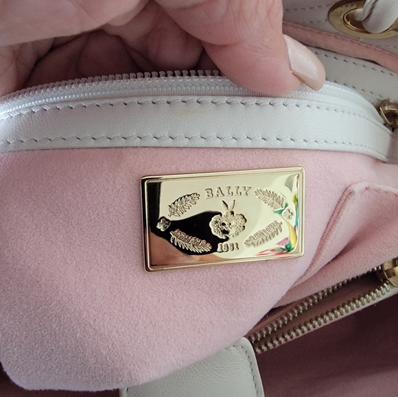 BALLY Manuela Diamond Quilted Handbag White Leather with Logo Tassel Charm - Picture 4 of 16